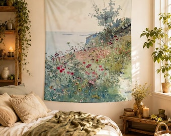 Puede incluir: Un tapiz de pared rectangular que presenta una pintura de paisaje al estilo acuarela de un acantilado costero cubierto de flores silvestres en tonos rojos, rosas y verdes, con una línea de horizonte azul pálido visible sobre el prado floral.