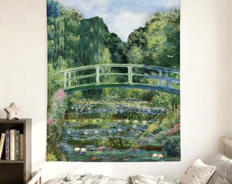 Puede incluir: Un tapiz que representa un paisaje con un puente verde sobre un estanque lleno de nenúfares. La obra de arte muestra exuberante vegetación, flores y un cielo azul, al estilo de una pintura impresionista.
