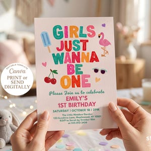 Peut inclure: Une invitation d'anniversaire avec le texte "GIRLS JUST WANNA BE ONE" en lettres colorées. L'invitation comprend des illustrations d'une glace, d'un flamant rose, de lunettes de soleil et de cerises. Pour le 1er anniversaire d'Emily.
