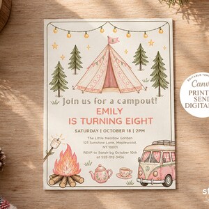 Peut inclure: Une carte d'invitation rectangulaire illustrée d'une tente rose, de sapins verts, de guirlandes lumineuses, d'un feu de camp, d'une théière, d'une tasse et d'un van rose. Le texte indique Join us for a campout! EMILY IS TURNING EIGHT.