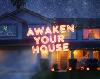 Pode incluir: Uma casa decorada para o Halloween com uma placa de néon que diz "AWAKEN YOUR HOUSE". As janelas apresentam figuras assustadoras e lanternas de abóbora enfeitam o gramado. O céu noturno está cheio de estrelas.