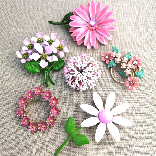 Retro vintage pink enamel flower brooches, Spring floral pins,  lilac violet spray,  mod 60s pins, vintage boutonnieres,  flower wreath pin