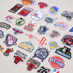 Puede incluir: Taza de cerámica blanca con asa negra y la frase "But First, Coffee" en negro. La taza se muestra sobre un fondo borroso, sugiriendo un ambiente acogedor.