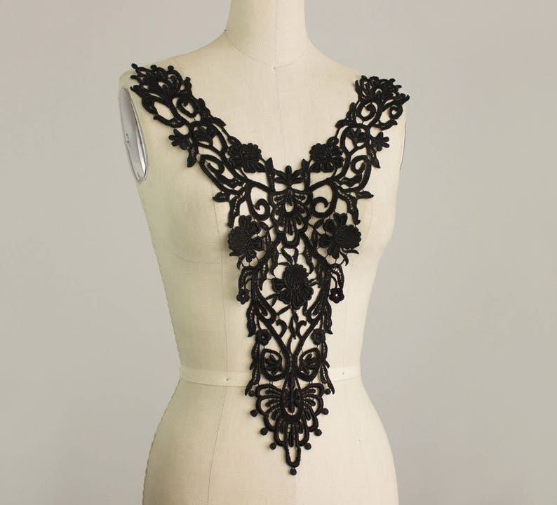 Puede incluir: Borde de encaje negro con dise&ntilde;o floral y de mariposa. Este borde delicado es perfecto para agregar un toque de elegancia a cualquier proyecto.