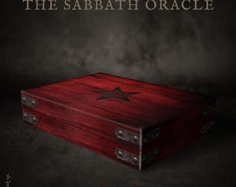 Może przedstawiać: Prostokątne, ciemnoczerwone drewniane pudełko z klapką zatytułowane The Flip Box of The Sabbath Oracle. Na wieczku znajduje się czarny symbol gwiazdy. Narożniki są wzmocnione zwietrzałymi metalowymi płytkami i nitami. Widoczny jest tekst AttendTheSabbath.com by Allan Spiers.