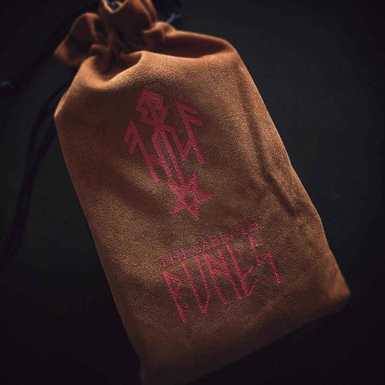 Pu&ograve; includere: Una pochette in velluto marrone con un ricamo rosso. Il ricamo presenta una stella e il testo "The Enchanted  Funey".