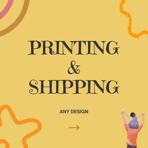 Op de afbeelding: Een gele achtergrond met de woorden "PRINTING & SHIPPING" in zwart script. Onder de tekst staat "ANY DESIGN" en een pijl naar rechts. De afbeelding bevat ook abstracte oranje en bruine vormen en een afbeelding van een persoon die een kind vasthoudt.