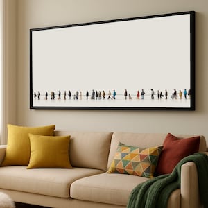 Puede incluir: Una impresión artística enmarcada que presenta una representación minimalista de una fila de personas. Las figuras son pequeñas y están silueteadas contra un fondo brillante. El marco negro rodea la obra de arte, que cuelga sobre un sofá beige con cojines coloridos.