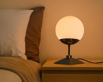 Mid-Century Modern Globe Bordlampa – Stämningsfullt Varmt Sken | Säng-, Vardagsrums- & Kontorsbelysning