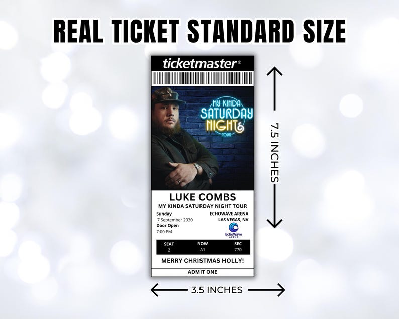 Pu&ograve; includere: Un biglietto per il concerto "My Kinda Saturday Night Tour" di Luke Combs. Il biglietto &egrave; alto 19 cm e largo 9 cm. Include data, ora e luogo: EchoWave Arena a Las Vegas, NV. &Egrave; visibile anche il testo "Merry Christmas Holly!"