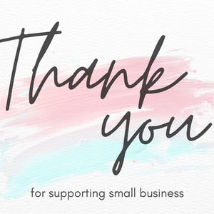 Pu&ograve; includere: Una stampa d'arte digitale con le parole "Thank you" in corsivo nero su uno sfondo acquerello di pennellate rosa e blu. Il testo "for supporting small business" &egrave; in basso.