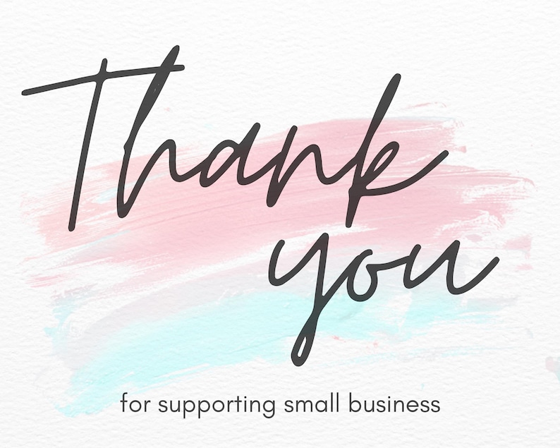 Pu&ograve; includere: Una stampa d'arte digitale con le parole "Thank you" in corsivo nero su uno sfondo acquerello di pennellate rosa e blu. Il testo "for supporting small business" &egrave; in basso.