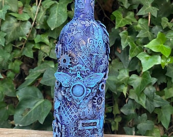 Bottiglia di vino decorata a mano con tecnica mista, ricordo artistico