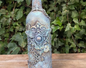 Bottiglia di vino decorata a mano con tecnica mista, ricordo artistico