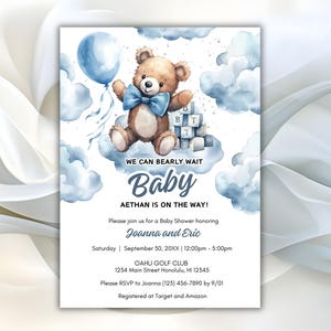 Puede incluir: Invitación a un baby shower con una ilustración en acuarela de un oso de peluche sosteniendo un globo azul, rodeado de nubes. La invitación incluye el texto "We can bearly wait Baby Aethan is on the way!" y los detalles del evento.