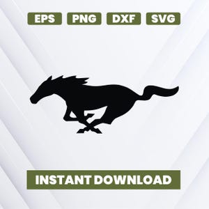 Puede incluir: Silueta negra de un caballo corriendo, un símbolo de velocidad y libertad. La imagen incluye etiquetas de texto para formatos de archivo: EPS, PNG, DXF y SVG. Debajo del caballo hay una pancarta verde con las palabras "INSTANT DOWNLOAD".