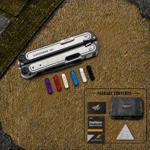 Puede incluir: Una herramienta multifunción Leatherman ARC plateada y negra con seis pequeños insertos rectangulares de colores en morado, rojo, dorado, azul, plateado y negro. Incluye un estuche negro, una guía de modificación GearNexon y una etiqueta triangular.