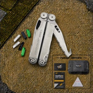 Könnte beinhalten: Ein silbernes Leatherman Wave+ Multitool mit teilweise ausgeklappter Wellenschliffklinge, begleitet von sechs kleinen Ersatzteilen in Schwarz, Grün und Silber. Enthält ein schwarzes GearNexon-Etui, eine Mod-Anleitung und eine kleine dreieckige Karte.