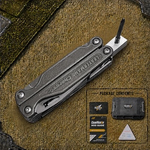 Peut inclure: Un outil multifonction Leatherman Charge gris foncé avec un embout de tournevis déployé. Le contenu de l'emballage comprend un étui noir GearNexon, un guide de modification GearNexon, une carte GearNexon et un certificat triangulaire.