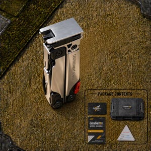Puede incluir: Una herramienta multifunción Leatherman Surge plateada con detalles negros y un botón de liberación rojo. El paquete incluye un estuche negro GearNexon, una guía de modificación, una tarjeta rectangular y un certificado triangular.