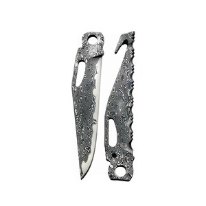 K&ouml;nnte beinhalten: Zwei Messer aus Damaststahl mit einem einzigartigen Muster. Ein Messer hat eine gebogene Klinge und ein Loch im Griff. Das andere Messer hat eine s&auml;geartige Kante und einen Haken. Beide Messer haben ein silbernes und schwarzes Wirbeldesign.