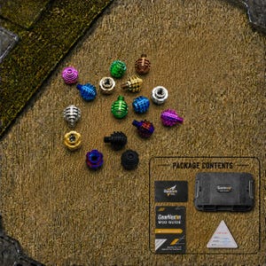 Pode incluir: Uma coleção de pequenos botões metálicos multicoloridos com texturas caneladas, incluindo acabamentos em roxo, verde, azul, dourado, prateado e preto. O conjunto inclui um estojo preto, um guia GearNexon e um cartão de certificado triangular.