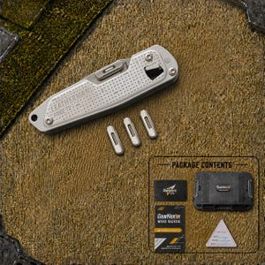 Puede incluir: Una herramienta multifunción Leatherman Free T2 plateada con mango texturizado, tres pequeños insertos metálicos y una pantalla de contenido del paquete GearNexon con un estuche negro, una guía de modificación, una tarjeta y un certificado triangular.