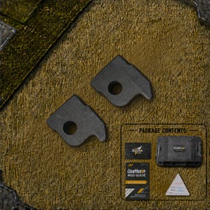 Puede incluir: Dos componentes metálicos angulares de color gris oscuro con orificios centrales circulares y una pestaña saliente. Un recuadro rectangular muestra el texto PACKAGE CONTENTS, incluyendo un estuche negro, una guía GearNexon, una tarjeta y un certificado triangular.