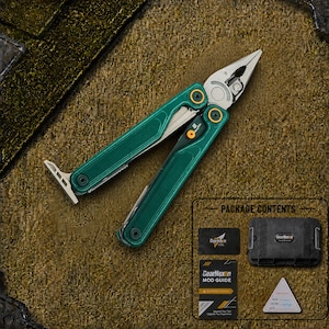Könnte beinhalten: Ein Multitool mit metallisch grünen Griffen und silberner Zange. Das Set enthält ein schwarzes Etui, einen GearNexon Mod Guide, eine kleine rechteckige Karte mit dem GearNexon-Logo und ein dreieckiges Zertifikat mit der Aufschrift PACKAGE CONTENTS.