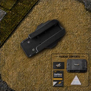 Puede incluir: Un soporte de montaje negro texturizado con un riel central. El contenido del paquete incluye una caja rectangular negra, una tarjeta de la marca GearNexon, un folleto GearNexon Mod Guide y un certificado blanco triangular, etiquetados como Package Contents.