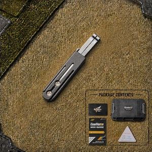 Puede incluir: Una herramienta multifunción de metal negro con dos tornillos visibles y una punta metálica plateada. El contenido del paquete incluye un estuche rectangular negro, una guía GearNexon, una tarjeta negra pequeña y un certificado blanco.