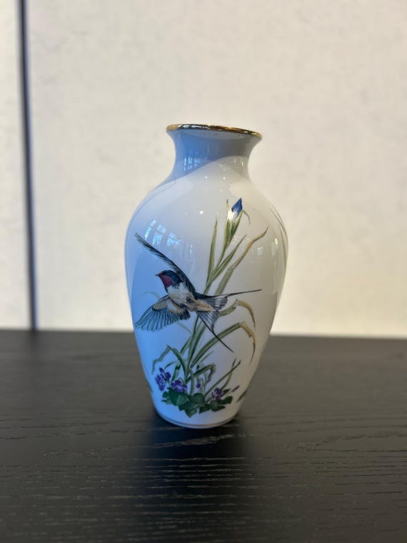 The Meadowland Bird Vase – Franklin Porcelain - Etsy UK