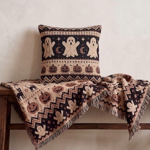 Almofada decorativa de Halloween em estilo Fair Isle, com estampa de fantasma e abóbora, perfeita para decoração de outono. Ideal para casa de campo com tema de Halloween.