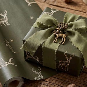 Luxuriöses Weihnachtspapier mit Waldhirschmotiv, olivgrünes Papier, rustikales Geschenkpapier, Hirschmotiv, neutrales Weihnachtsgeschenkpapier