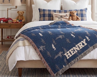 Copertina personalizzata per neonato Polo con nome personalizzato, coperta tessuta blu navy, decorazione vintage Polo per la cameretta, regalo per neonato, coperta personalizzata per bambini piccoli