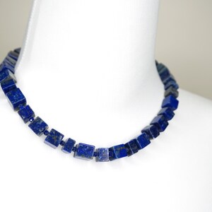 Halsband med naturlig lapis lazuli och spets, kubskurna halvädelstenar – blandat med flerfacetterade runda pärlor av AA-kvalitet