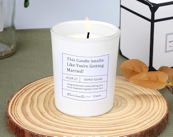 Vela personalizada para regalo de compromiso: El aroma a boda es inconfundible.
