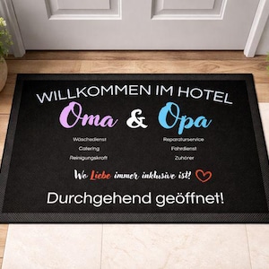 Lustige Fußmatte für Großeltern – Geschenk für Oma und Opa - Personalisierbar. Diese liebevoll gestaltete Fußmatte sorgt schon an der Haustür für ein Lächeln. Ob humorvoll, herzlich oder mit Augenzwinkern. Jede Variante feiert genau das, was Großeltern ausmacht: Liebe, Geborgenheit und ein Zuhause, in dem man immer willkommen ist. Die robuste Schmutzfangmatte ist nicht nur dekorativ, sondern auch alltagstauglich. Sie passt perfekt vor die Haustür, in den Flur oder den Eingangsbereich.