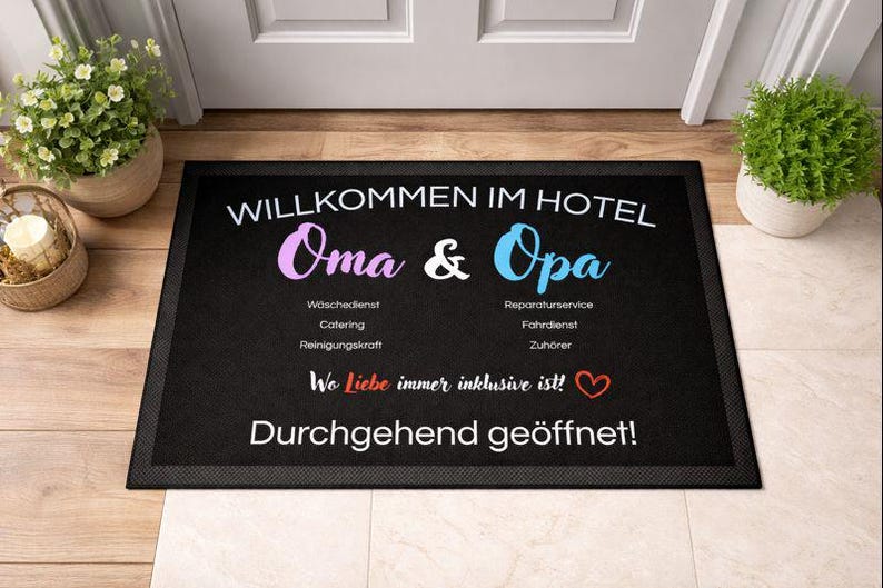 Lustige Fußmatte für Großeltern – Geschenk für Oma und Opa - Personalisierbar. Diese liebevoll gestaltete Fußmatte sorgt schon an der Haustür für ein Lächeln. Ob humorvoll, herzlich oder mit Augenzwinkern. Jede Variante feiert genau das, was Großeltern ausmacht: Liebe, Geborgenheit und ein Zuhause, in dem man immer willkommen ist. Die robuste Schmutzfangmatte ist nicht nur dekorativ, sondern auch alltagstauglich. Sie passt perfekt vor die Haustür, in den Flur oder den Eingangsbereich.