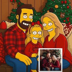 Op de afbeelding: Een familieportret in cartoonstijl, dat doet denken aan The Simpsons, met een man, een vrouw en een kind met een gele huid en grote ogen. Ze dragen rode en blauwe kleding, tegen een achtergrond van een kerstboom. Een kleinere foto van de familie is inbegrepen.