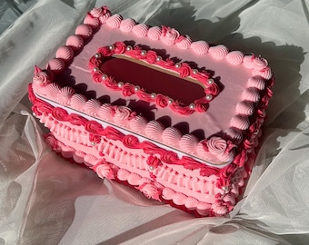 Funda para caja de pañuelos con forma de pastel falso rosa, decoración de habitación coqueta, porta pañuelos crema Decoden, accesorio de escritorio estilo vintage kawaii, un bonito regalo para ella.
