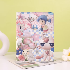 Könnte beinhalten: Eine farbenfrohe Tablet-Hülle mit einer Collage aus Zeichentrickfiguren, Erdbeeren und Sternen. Das Design umfasst eine rosa Katze mit Erdbeerakzenten, ein Mädchen mit blauen Haaren und Hello Kitty. Der Hintergrund hat ein Schachbrettmuster.