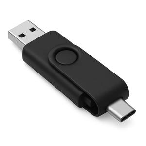 Op de afbeelding: Een zwarte USB-C naar USB-A adapter met een zilveren USB-A connector en een zilveren USB-C connector. De adapter heeft een draaibaar ontwerp met een zwarte plastic behuizing en een ronde knop.