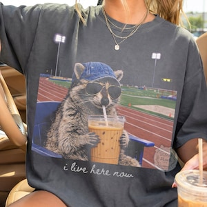 Funny Raccoon Track Field Live Her png, moeder, kogelstoten, discuswerpen, speerwerpen, hamerslingeren, metersrace, tienkamp, verspringen, poolspringen, hinkstapspringen,