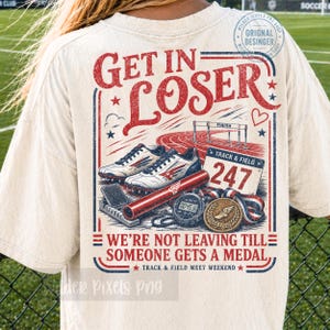 Könnte beinhalten: Ein cremefarbenes T-Shirt mit einer rot-blauen Grafik auf der Rückseite. Das Design zeigt Laufschuhe, einen Staffelstab, eine Stoppuhr, eine Medaille und eine Startnummer 247. Der Text lautet: Get In Loser, We're Not Leaving Till Someone Gets A Medal.