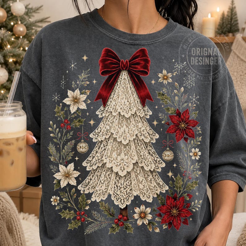 Pu&ograve; includere: Una felpa girocollo grigio antracite con una grafica centrale di un albero di Natale realizzato in pizzo color crema, sormontato da un grande fiocco in velluto rosso. Il design &egrave; circondato da stelle di Natale rosse, agrifoglio e decorazioni.
