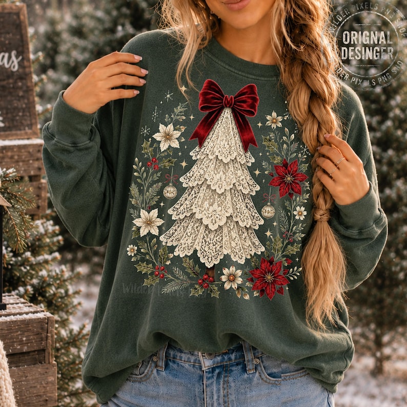 Pu&ograve; includere: Una felpa a maniche lunghe verde scuro con una grafica centrale di un albero di Natale realizzato in pizzo color crema, sormontato da un grande fiocco in velluto rosso. Il disegno &egrave; circondato da una ghirlanda di stelle di Natale rosse e foglie.