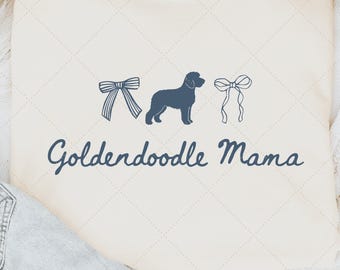 Peut inclure: Sweat-shirt crème avec un motif de Goldendoodle bleu marine, deux nœuds et le texte "Goldendoodle Mama". Le sweat-shirt est fait d'une matière douce et a un col rond.