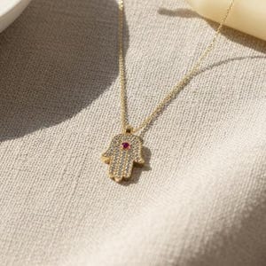 Hamsa Halskette 925 Sterling Silber, zierlicher Rubinauge Anhänger, CZ Hand der Fatima, Glücksbringer, Schutz Schmuck, spirituelles Geschenk für Sie