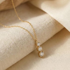 Ciondolo Mano Rosa con Diamante Incastonato - Gioielleria Rapisardi Ciondolo Mano Rosa con Diamante Incastonato - Gioielleria Rapisardi